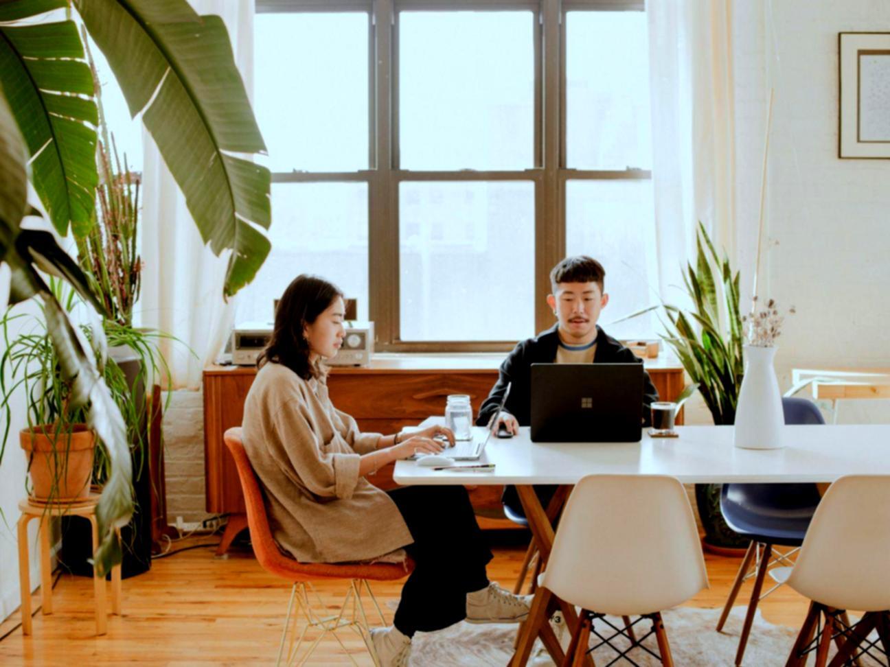 Finanzexperten bei der Datenanalyse - Professionelle Arbeitsumgebung mit Charts und Grafiken