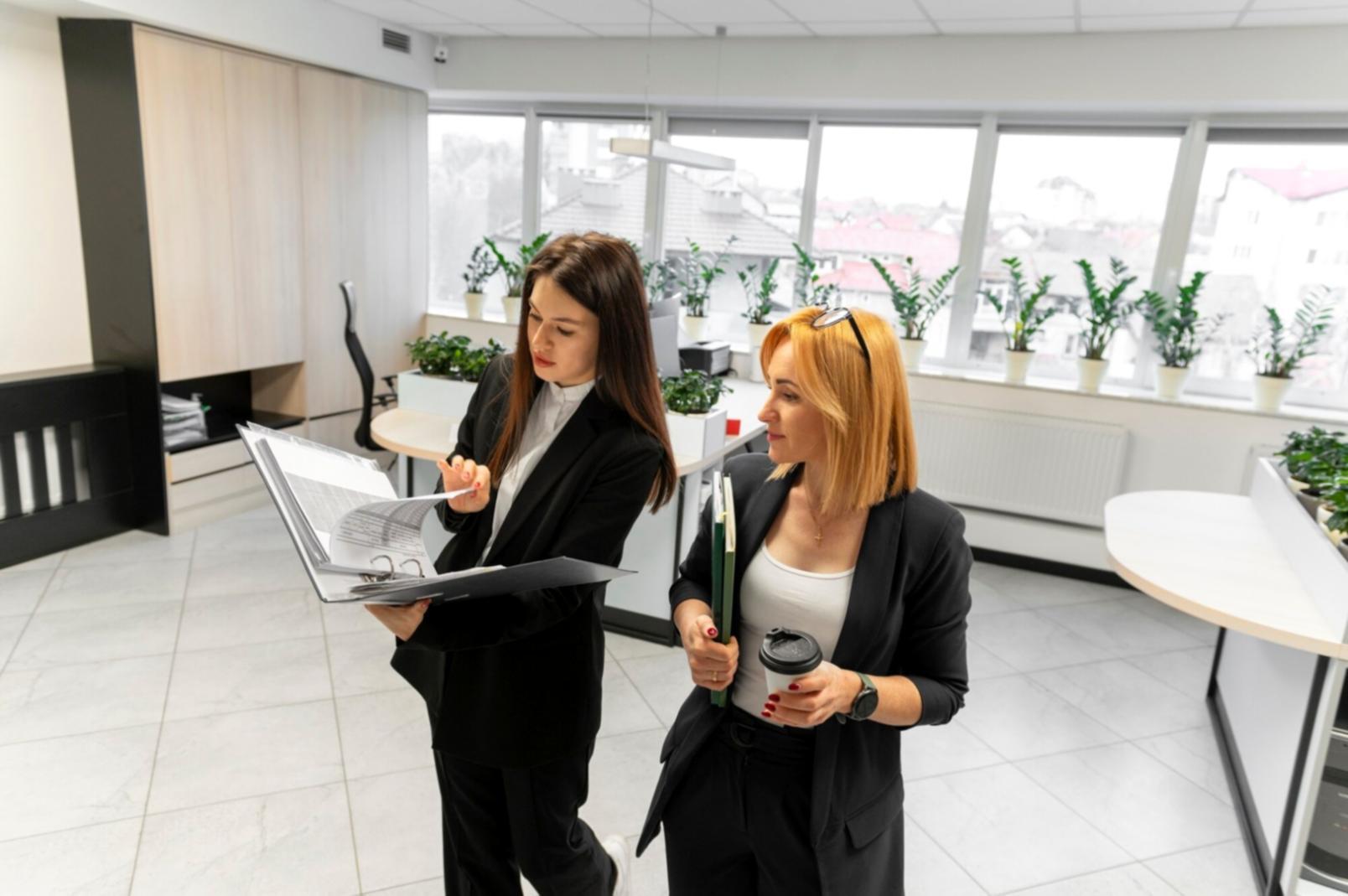 Professionelle Finanzberatung bei seosceliaheaux - Arbeitsplatz mit Finanzanalysen und Berichten